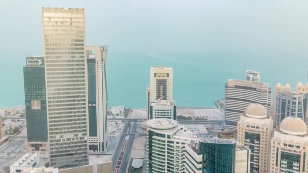 Skyskrapor före solnedgången timelapse i skyline av kommersiella centrum i Doha, huvudstaden Qatar — Stockvideo