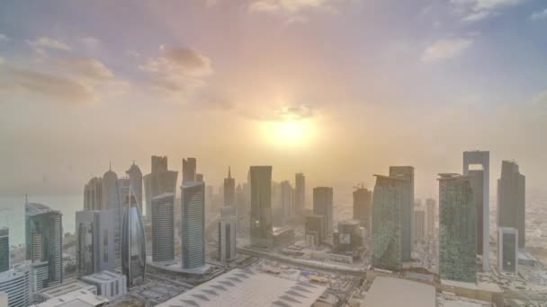 Rascacielos al atardecer en el horizonte del centro comercial de Doha, la capital Qatar — Vídeos de Stock