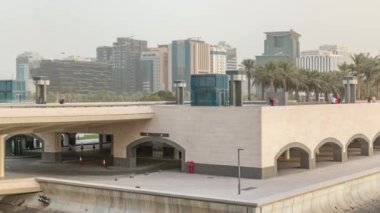 Katar 'ın başkenti Doha' da, İslam Sanatları Müzesi 'nin önündeki Doha şehri akşam saatleri manzarası..