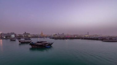 Doha Körfezi 'nde gece gündüz geleneksel ahşap Dhow balıkçı tekneleriyle vakit geçirmek..