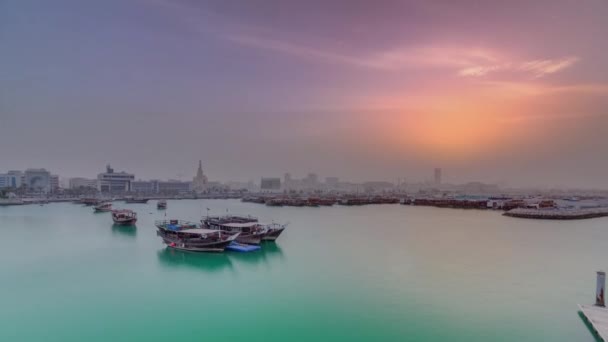 Solnedgång vid Doha Bay timelapse med traditionella trä Dhow fiskebåtar. — Stockvideo