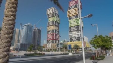 Katar 'ın başkentinin Lusail bölgesinde bulunan renkli Al Marina İkiz Kuleleri binasıyla Doha ufuk çizgisi hızlandırılmış zaman çizgisi.