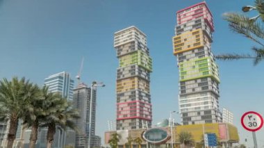 Renkli Al Marina İkiz Kuleleri binasıyla Doha silueti zaman çizelgesi