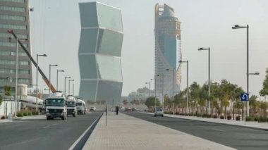 Doha, Katar 'daki Batı Körfezi lagünündeki zig-zag kuleleri zaman ayarlı.
