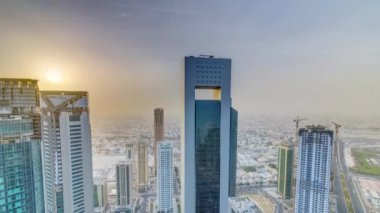 Günbatımında gökdelenler Başkent Katar 'ın ticaret merkezi Doha' nın ufuk çizgisinde.