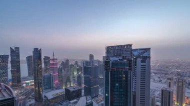 Batı Körfezi bölgesinin ufuk çizgisi Doha 'da günden geceye zaman çizgisi, Katar.