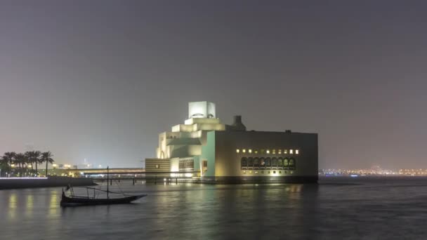 Hermoso Museo de Arte Islámico noche timelapse hiperlapso en Doha, Qatar. — Vídeos de Stock