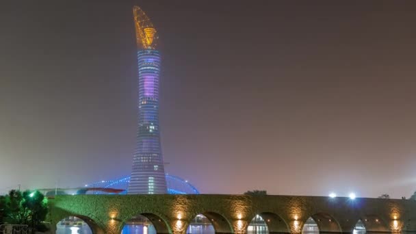 La Torre Aspire o la antorcha Hotel timelapse en Doha Sports City por la noche. Doha, Qatar, Oriente Medio — Vídeo de stock