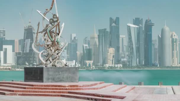 Kalligrafie sculptuur op de Corniche van Doha timelapse, Qatar. — Stockvideo