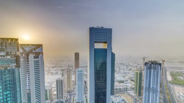 位于卡塔尔首都多哈商业中心的天际线上，夕阳西下的摩天大楼层出不穷 — 图库视频影像
