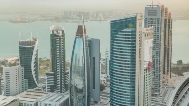 Rascacielos al atardecer en el horizonte del centro comercial de Doha, la capital Qatar — Vídeos de Stock