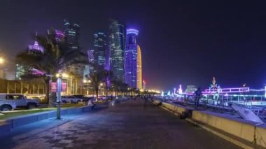 Geceleri Doha 'nın ufuk çizgisi. Yıldızlı gökyüzü Corniche zamanından hiperhızlandırılmış, Katar' dan görünüyor.