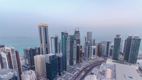 Lo skyline della zona di West Bay dall'alto a Doha giorno per notte timelapse, Qatar. — Video Stock