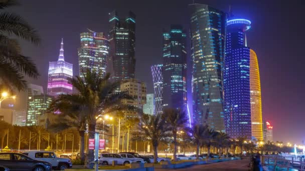 Panorama Dauhá v noci s hvězdnou oblohou vidět z Corniche timelapse, Katar — Stock video