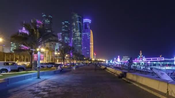 Panorama Dauhá v noci s hvězdnou oblohou vidět z Corniche timelapse hyperlapse, Katar — Stock video