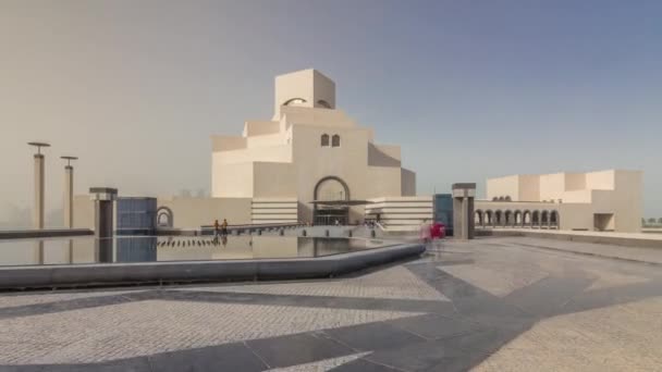 Museo de Qatar de Arte Islámico timelapse hiperlapso en su isla artificial al lado de Doha Corniche — Vídeos de Stock