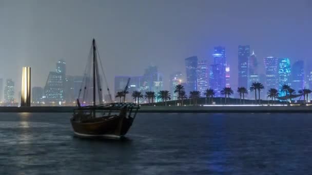カタールのドーハでの古いドーハ港の夜のタイムラプスのパノラマビュー — ストック動画