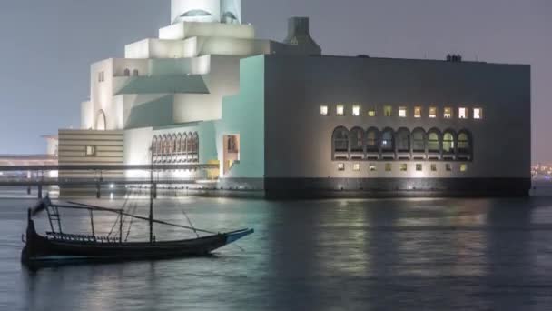 Piękne Muzeum Sztuki Islamskiej nocy timelapse w Doha, Katar. — Wideo stockowe