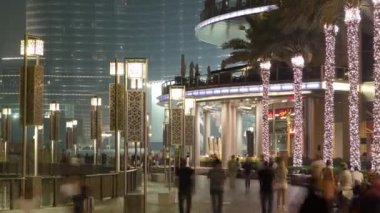 Gece Dubai Çeşmesi 'nin yanındaki yürüyüş alanı, BAE zaman ayarlı.