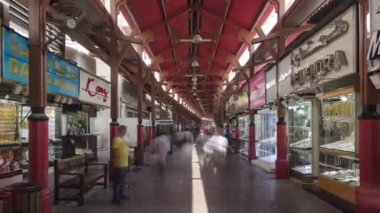 Dubai 'deki Dubai Altın Çorbası' nın girişinde.
