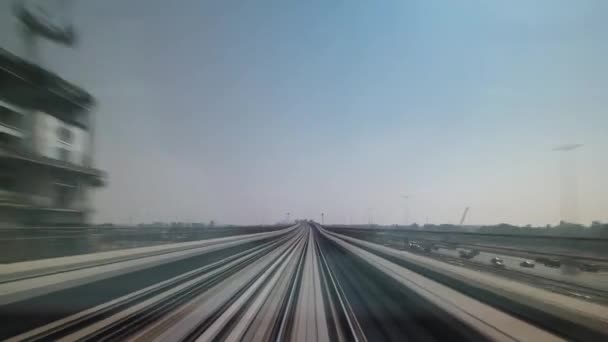 Dubai Metro. En utsikt över staden från tunnelbanan bilen på vägen, Dubai, Förenade Arabemiraten. Tidsfrist — Stockvideo