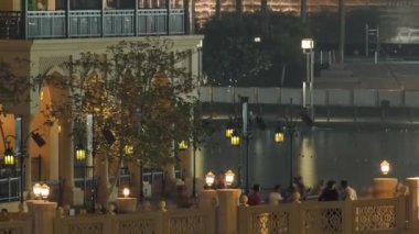 Dubai 'deki en büyük müzik çeşmesinin yanındaki köprü, BAE zaman ayarlı.