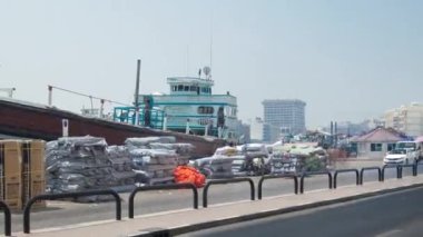 Gemi yükleme zamanı Dubai Creek, BAE 'nin Deiras kıyısı boyunca..