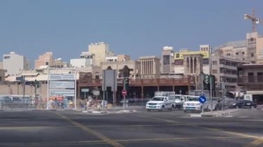 Dubai Eski Souq 'un girişindeki kavşakta, Dubai zaman diliminde.