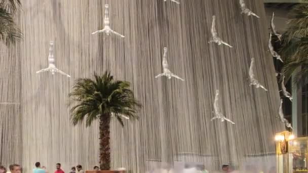 Vesiputous ostoskeskuksen sisällä, maailman suurin ostoskeskus, Dubai, Yhdistyneet arabiemiirikunnat timelapse — kuvapankkivideo