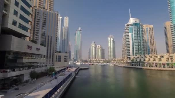 Rascacielos Dubai Marina. Vista desde el terraplén hiperlapso timelapse — Vídeos de Stock