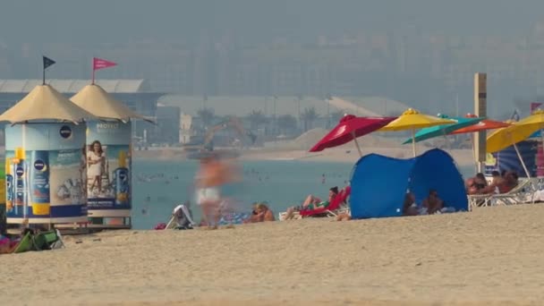 Ludzie na Jumeirah Beach w Dubaju, Zjednoczone Emiraty Arabskie. Ramy czasowe — Wideo stockowe