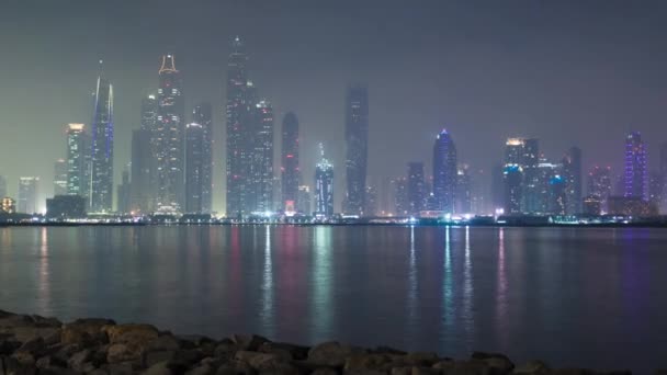 Дубай Марина горизонт, как видно из Palm Jumeirah, Дубай, ОАЭ. Timelapse — стоковое видео