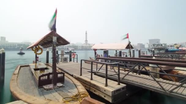 阿拉伯联合酋长国迪拜溪的Deiras海岸沿线的船站时间. — 图库视频影像