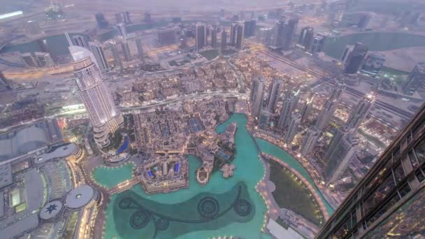 Transición del centro de Dubái día a noche con luces de la ciudad desde arriba timelapse — Vídeos de Stock