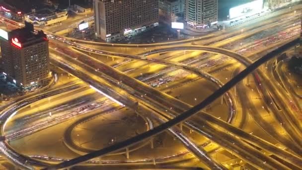 Dubai Downtown Kreuzung Verkehr Nacht mit Stadtbeleuchtung von oben Zeitraffer — Stockvideo