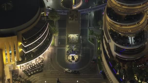 Ночное движение в центре Дубая с городскими огнями сверху — стоковое видео