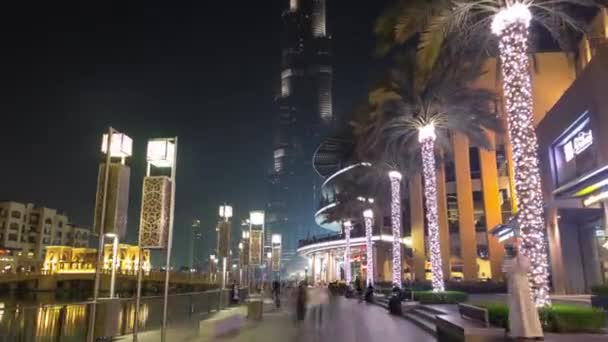 Procházky v blízkosti Dubaj Fontána v noci, SAE timelapse hyperlapse — Stock video