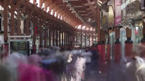 При входе в Дубай Gold Souq в Дубае Timelapse — стоковое видео