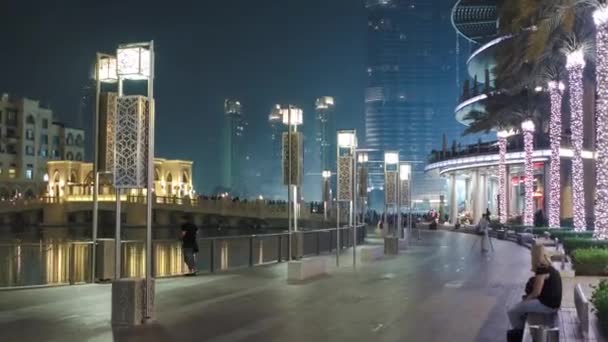 Sétáló terület közelében Dubai szökőkút éjjel, EAE timelapse — Stock videók