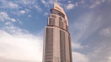 Dubai şehir merkezindeki günbatımında, Dubai, BAE 'deki ünlü dans eden fıskiyelere bakan otel. Zaman Uygulaması