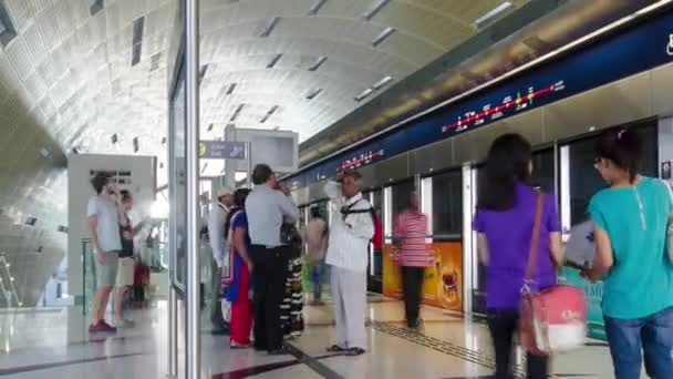 Dubai Metro Terminal, Emirados Árabes Unidos. Prazo de validade — Vídeo de Stock