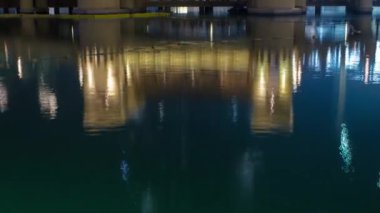 Burç Halife, Dubai, Emirlikler 'in önündeki köprü ve çeşmeler.