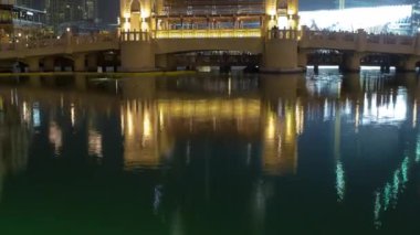 Burç Halife, Dubai, Emirlikler 'in önündeki köprü ve çeşmeler.