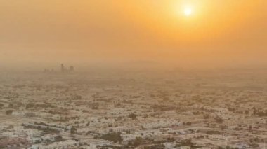 Gün doğumu. Helikopter pistinden, Dubai 'den, UAE zaman ayarlı uçurtma kumsalı görüntüsü
