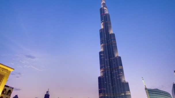 Brücke und Brunnen mit Burj Khalifa Tag-Nacht-Übergang, Dubai, Emirates Zeitraffer — Stockvideo