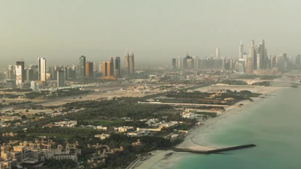 Sabah helikopter pistinden Dubai Marina Skyline 'a. Birleşik Arap Emirlikleri zaman çizelgesi — Stok video