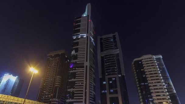 Felhőkarcolók a Sheikh Zayed Road-i éjszakán Dubai timelapse hyperlapse-ban — Stock videók