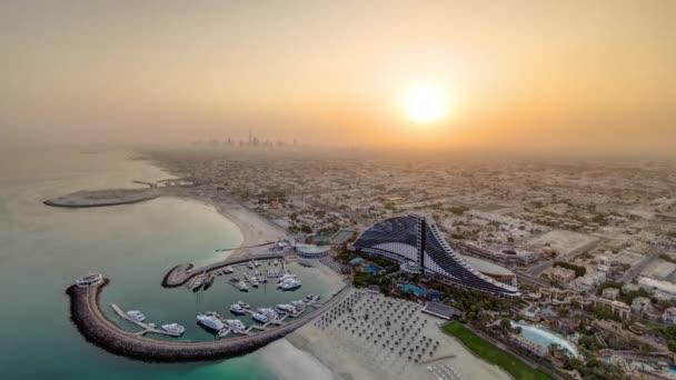 Amanecer. Vista aérea de la playa de cometas desde el helipuerto, Dubai, Emiratos Árabes Unidos timelapse — Vídeos de Stock