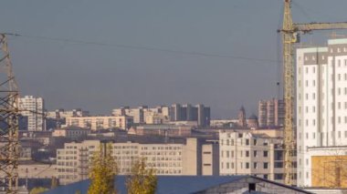 Turna ve inşaat şantiyesi büyük bir şehrin havadan zaman diliminde.