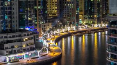 Gece Dubai Marina 'da gezinti zamanı, BAE. Üst görünüm